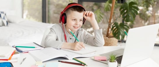 aprendizaje-reto-lirmi-niño-audifonos
