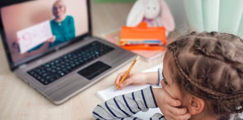 profesora-estudiante-niña-lirmi-lap-top-1